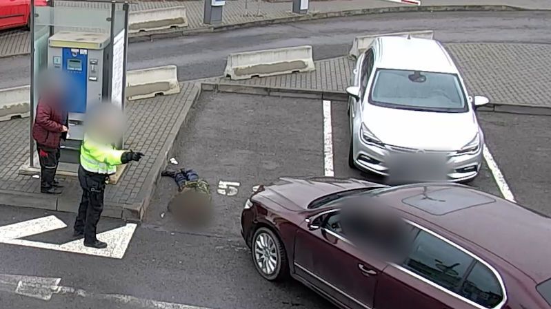 Žena v Brně při parkování málem přejela ležícího opilce. Zachytila to kamera